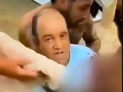 لقطة شاشة من مقطع فيديو يظهر خلاله أحمد الأحمد الذي تصدى لمشتبه به في إطلاق نار بمدينة سيدني الأسترالية. 14 ديسمبر 2025 - متداول