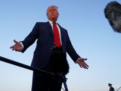 الرئيس الأميركي دونالد ترمب يتحدث إلى الصحافيين في مطار ليهاي فالي الدولي بمدينة ألينتاون، ولاية بنسلفانيا، الولايات المتحدة. 3 أغسطس 2025 - REUTERS