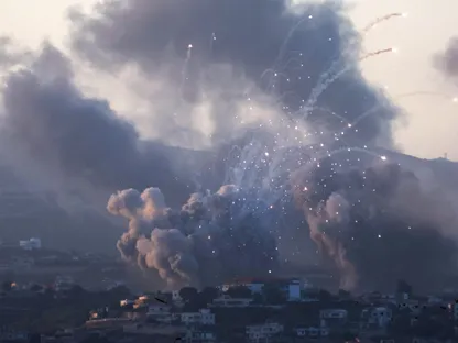 أعمدة دخان تتصاعد في أعقاب ضربات إسرائيلية في مدينة صور بجنوب لبنان. 23 سبتمبر 2024 - reuters