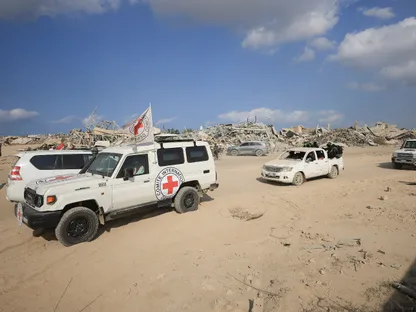 فريق من الصليب الأحمر برفقة عناصر من كتائب القسام خلال التوجه إلى منطقة "الخط الأصفر" في مدينة غزة. 12 نوفمبر 2025 - Reuters