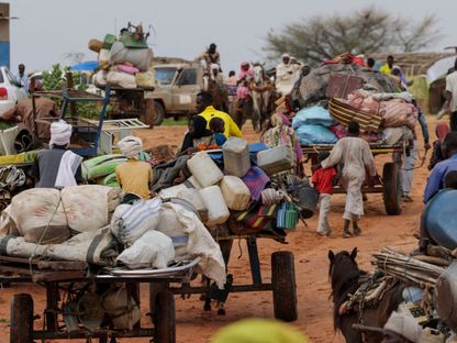 أصحاب عربات في تشاد ينقلون متعلقات السودانيين الذين فروا من الصراع في دارفور. 4 أغسطس 2023 - REUTERS