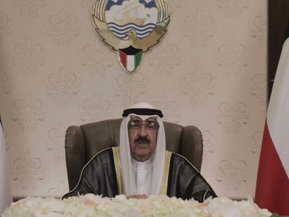 ما هي المواد الدستورية التي أعلن أمير الكويت وقف العمل بها؟
