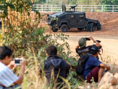 جنود تايلنديون وإعلاميون بالقرب جسر حدودي بين تايلندا وميانمار. 20 أبريل 2024 - REUTERS