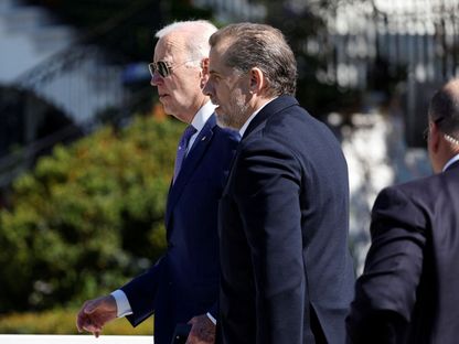 هانتر بجانب والده الرئيس الأميركي جو بايدن في البيت الأبيض. 10 أبريل 2023 - REUTERS