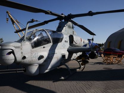 مروحية بيل Ah-1Z Viper خارج قاعة في المعرض الدولي الـ30 للصناعات الدفاعية في بولندا. 5 سبتمبر 2022 - reuters