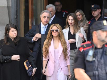 شاكيرا تغادر محكمة العدل العليا في كاتالونيا بعد حضور محاكمتها بتهمة الاحتيال الضريبي، في برشلونة في 20 نوفمبر 2023. - AFP
