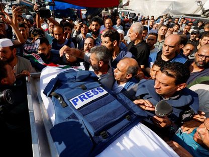 فلسطينيون يشيعون جثمان صحافي قتلته غارة إسرائيلية في خان يونس بجنوب قطاع غزة. 3 نوفمبر 2023 - Reuters