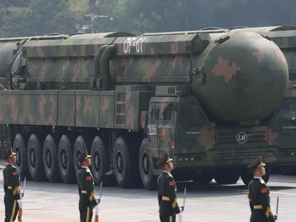 صاروخ DF-61 يظهر لأول مرة في الاستعراض العسكري في بكين ويعتقد أنه الصاروخ الباليستي العابر للقارات الأكثر تقدماً في الصين، 3 سبتمبر 2025 - Xinhua