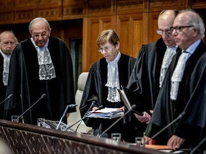 قضاة محكمة العدل الدولية في لاهاي خلال جلسة الاستماع في القضية التي رفعتها جنوب إفريقيا ضد إسرائيل لـ"ارتكابها الإبادة الجماعية" في غزة. 11 يناير 2024 - AFP