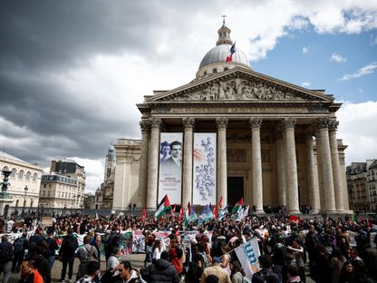 طلاب يحتجون وسط العاصمة الفرنسية باريس دعماً للفلسطينيين. 3 مايو 2024 - REUTERS