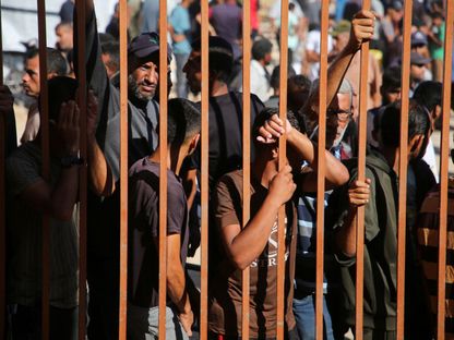 فلسطينيون خارج المشرحة يبكون ضحايا قُتلوا في هجمات إسرائيلية استهدفت خياماً، مستشفى ناصر بمدينة خان يونس، جنوب قطاع غزة، 9 يوليو 2025 - REUTERS
