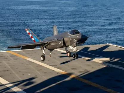 البحرية الأميركية تعلن نجاح أول هبوط لطائرة F-35C على حاملة طائرات