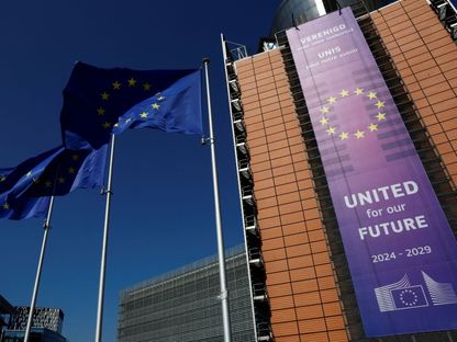 أعلام الاتحاد الأوروبي أمام مقر المفوضية في بروكسل. 9 أبريل 2025 - REUTERS