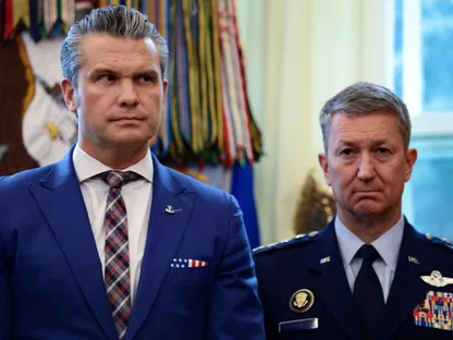 هيجسيث يطيح بمستشار بارز لوزير الجيش بسبب "صلته برئيس الأركان السابق"