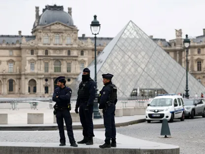 ضباط الشرطة يقفون بالقرب من هرم متحف اللوفر بعد ورود تقارير عن عملية سرقة في باريس بفرنسا. 19 أكتوبر 2025 - Reuters