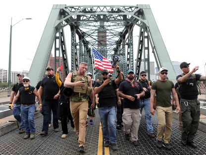 أعضاء جماعة Proud Boys وأنصارهم خلال مسيرة في بورتلاند بولاية أوريجون بالولايات المتحدة. 17 أغسطس 2019 - REUTERS