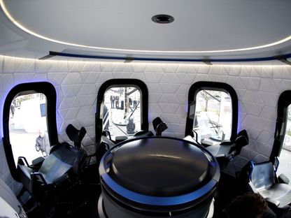 منظر داخلي لنموذج كبسولة في ندوة الفضاء 33 في كولورادو في الولايات المتحدة، 5 أبريل2017 - Reuters