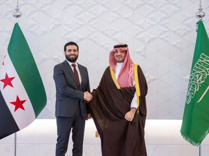 وزير الداخلية السعودي الأمير عبدالعزيز بن سعود بن نايف، يستقبل وزير الداخلية السوري أنس خطاب، في مقر الوزارة بجدة، السعودية. 2 يونيو 2025 - وكالة الأنباء السعودية "واس"