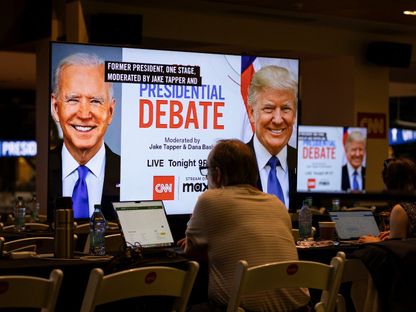 صحافيون يستعدون لتغطية مناظرة بايدن وترمب في أتلانتا بولاية جورجيا الأميركية. 27 يونيو 2024 - Reuters