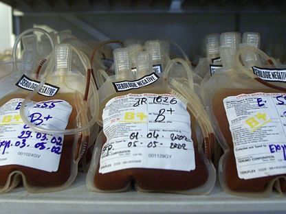 أكياس الدم المتبرع بها في مخزن بارد بالمركز الوطني لنقل الدم بالعاصمة الكمبودية بنوم بنه. 27 أبريل 2002 - REUTERS