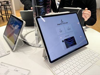 iPad Pro يظهر في متجر في كراكوف، بولندا. 20 أبريل 2024 - AFP