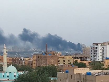 الدخان يتصاعد من مطار الخرطوم الدولي فيما تتواصل الحرائق على مدرجه، الخرطوم. 17 أبريل 2023 - via REUTERS