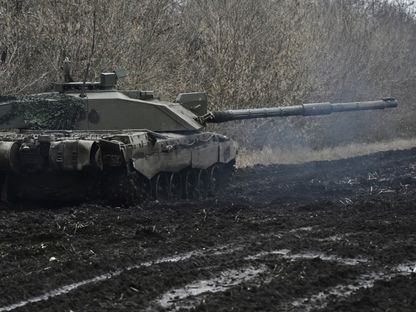 جنود أوكرانيون يستعدون للقتال باستخدام دبابة تشالنجر 2 في زابوريجيا بأوكرانيا. 12 فبراير 2024 - AFP