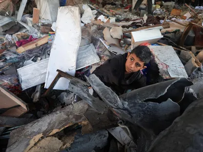 طفل فلسطيني ينظر إلى موقع غارة إسرائيلية استهدفت مدينة غزة. 20 نوفمبر 2025 - reuters