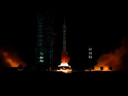 الصاروخ Long March-2F Y13 يحمل المركبة الفضائية Shenzhou-13 وثلاثة رواد فضاء في ثاني مهمة مأهولة للصين لبناء محطة فضائية خاصة بها بمقاطعة قانسو الصينية في 16 أكتوبر 2021. - reuters