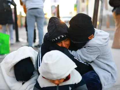 مهاجرة من جواتيمالا وأطفالها الثلاثة يسعون للجوء للولايات المتحدة ينتظرون دورهم بمكتب الجمارك وحماية الحدود الأميركي، جسر باسو ديل نورتي، سيوداد خواريز، المكسيك.20 يناير - Reuters