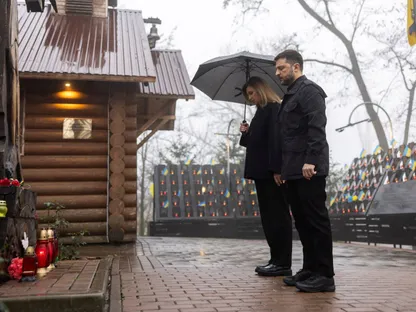 الرئيس الأوكراني فولوديمير زيلينسكي وزوجته أولينا خلال مراسم إحياء ذكرى ضحايا مظاهرات 2014 المؤيدة للاتحاد الأوروبي، كييف، أوكرانيا، 21 نوفمبر 2025. - via REUTERS