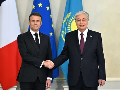ماكرون يبدأ جولة في آسيا الوسطى.. ويدعو لتعزيز الشراكة مع كازاخستان