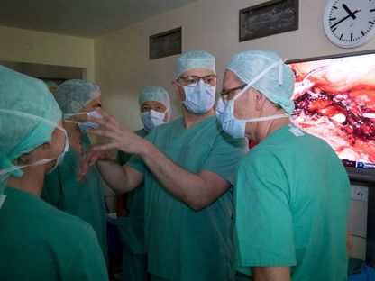 مسؤول ألماني يزور غرفة عمليات في عيادة متخصصة بسرطان البروستاتا في مستشفى هامبورج الجامعي، ألمانيا - 24 أغسطس 2018 - REUTERS