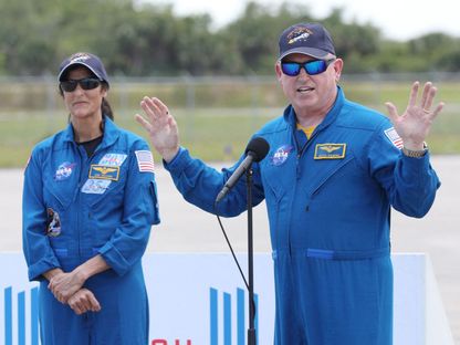 رائدا الفضاء الأميركيان بوتش ويلمور وسوني ويليامز يتحدثان إلى وسائل الإعلام في مركز كينيدي للفضاء في فلوريدا، 25 أبريل 2024. - AFP