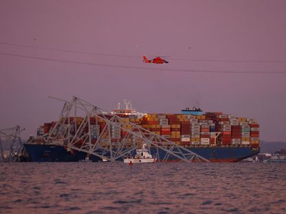 أجزاء من جسر فرانسيس الذي انهار جراء اصطدام سفينة به في بالتيمور بولاية ماريلاند الأميركية. 26 مارس 2024 - Reuters