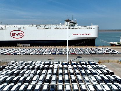 سيارات BYD الكهربائية الصينية قبل تحميلها على سفينة شحن للتصدير إلى البرازيل في ميناء ليانيونقانج بمقاطعة جيانجسو الصينية. 25 أبريل 2024 - Reuters