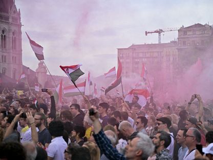 أشخاص يحضرون احتجاجاً مناهضاً للحكومة بقيادة بيتر ماجيار، المحامي ورجل الأعمال المقرب سابقاً من الحكومة القومية الحاكمة في المجر، في بودابست، المجر. 6 أبريل، 2024 - Reuters