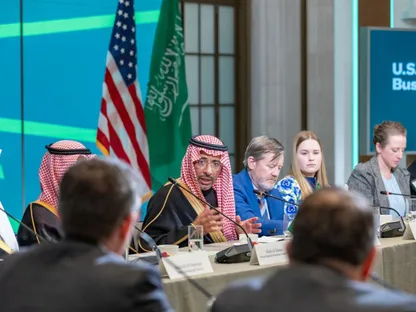 وزير الصناعة والثروة المعدنية السعودي بندر بن إبراهيم الخريّف يترأس اجتماع الطاولة المستديرة مع كبرى الشركات الصناعية والتعدينية الأميركية في العاصمة واشنطن. 19 نوفمبر 2025 - X/@BAlkhorayef