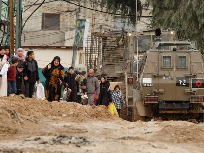 فلسطينيون نازحون من مخيم جنين جراء العملية العسكرية الإسرائيلية في الضفة الغربية المحتلة. 22 يناير 2025 - Reuters