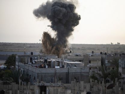 دخان يتصاعد بعد غارات إسرائيلية على مدينة رفح جنوب قطاع غزة. 22 أبريل 2024 - REUTERS