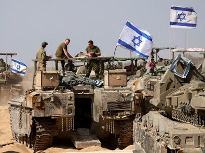 دبابات إسرائيلية وجنود على حدود قطاع غزة. 2 مايو 2024 - AFP