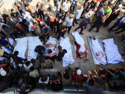 فلسطينيون يستعدون لتشييع جثامين أشخاص قتلهم الجيش الإسرائيلي في مجمع الشفاء الطبي بمدينة غزة. 21 أغسطس 2025 - Reuters