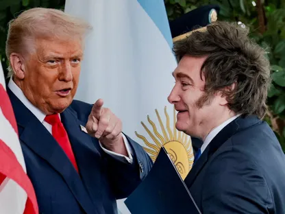 الرئيس الأميركي دونالد ترمب أثناء ترحيبه بالرئيس الأرجنتيني خافيير ميلي في البيت الأبيض بواشنطن العاصمة في الولايات المتحدة. 14 أكتوبر 2025 - REUTERS