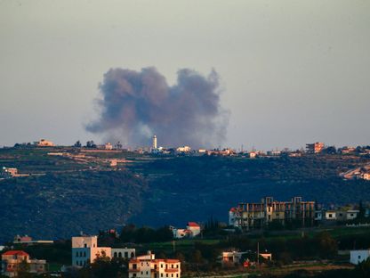 دخان يتصاعد بعد غارة جوية إسرائيلية استهدفت منطقة قريبة من راميا في جنوب لبنان. 21 فبراير 2024 - AFP