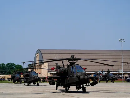 مروحيات من طراز أباتشي في قاعدة أندروز المشتركة بولاية ماريلاند بالولايات المتحدة. 12 يونيو 2025 - Reuters