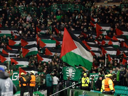 مشجعو سلتيك يلوحون بأعلام فلسطين خلال مباراة ضد كلوب بروج في دوري أبطال أوروبا بمدينة جلاسكو في اسكتلندا بريطانيا. 27 نوفمبر 2024 - REUTERS