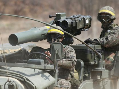 جنود كوريون جنوبيون خلال مناورات قرب المنطقة المنزوعة السلاح بين الكوريتين. 19 أبريل 2013 - REUTERS