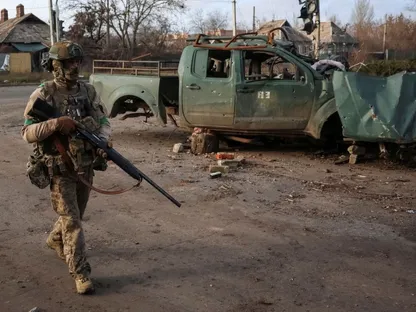 جندي أوكراني في أحد شوارع بلدة كوستيانتينيفكا على خط المواجهة مع روسيا بمنطقة دونيتسك. 7 ديسمبر 2025 - REUTERS