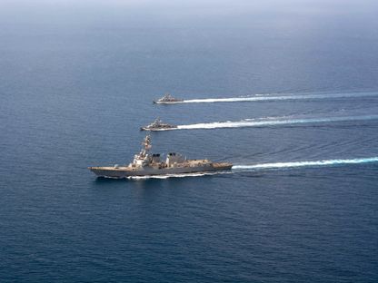 المدمرة الأميركية USS Mason إلى جانب سفن حربية أخرى في البحر الأحمر أمام سواحل اليمن. 8 أبريل 2016 - AFP