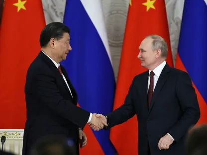 الرئيس الروسي فلاديمير بوتين يصافح الرئيس الصيني شي جين بينج خلال حفل التوقيع بعد محادثاتهما في الكرملين في موسكو، روسيا. 21 مارس 2023 - REUTERS